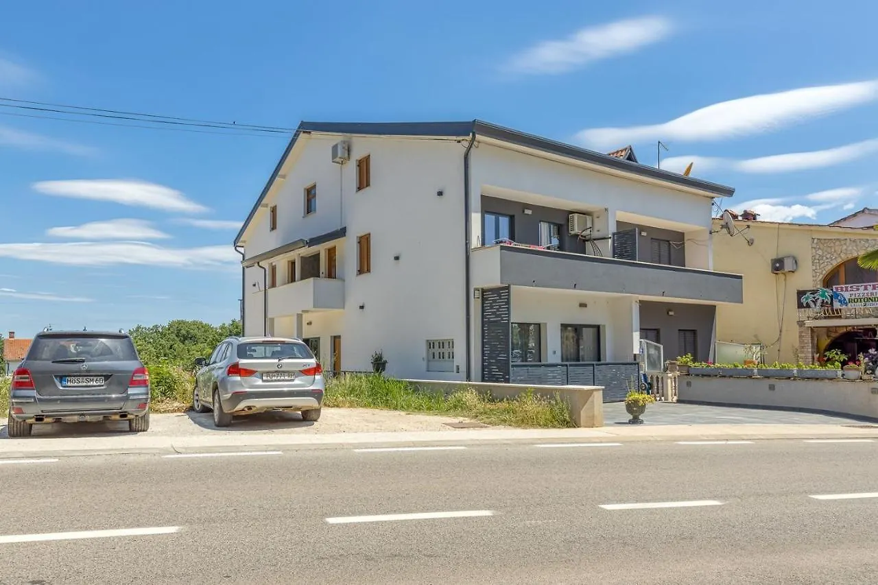 Apartments Noel Funtana Guest house